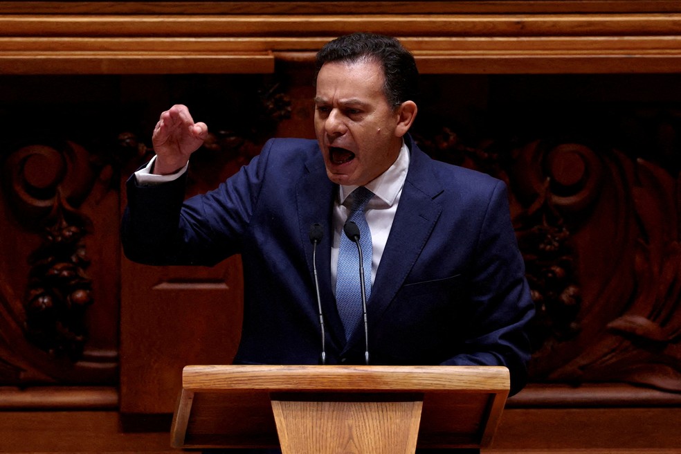 Primeiro-ministro de Portugal, Luís Montenegro, discursa no Parlamento em Lisboa em 21 de fevereiro de 2025. — Foto: REUTERS/Pedro Nunes