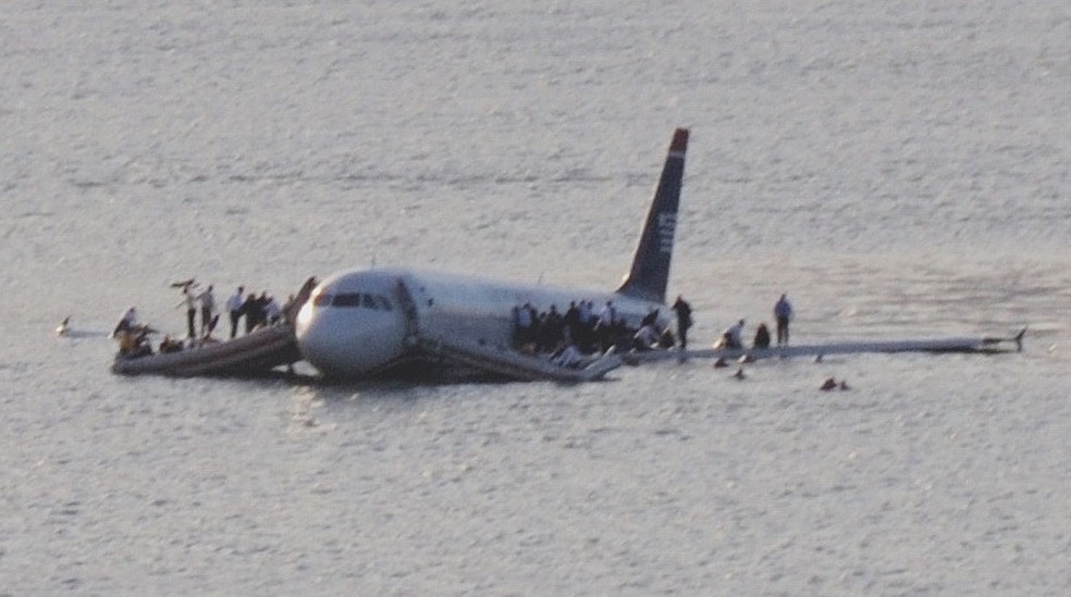 Passageiros do voo US Airways 1549 aguardam resgate após pouso no rio Hudson feito pelo comandante Chesley Sullenberger em 15 de janeiro de 2009 — Foto: Greg L/Flickr/Creative Commons