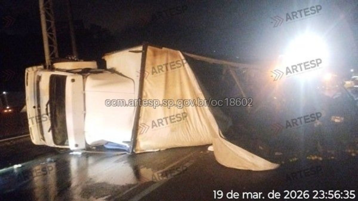 Carretas batem e provocam tombamento de caminhão carregado com laranjas na Rodovia dos Bandeirantes