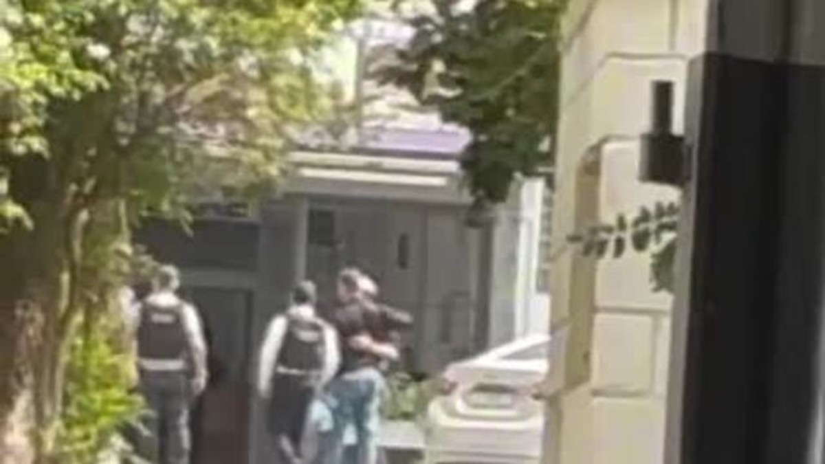 VÍDEO: tenente-coronel é abraçado por PM ao chegar a presídio em SP