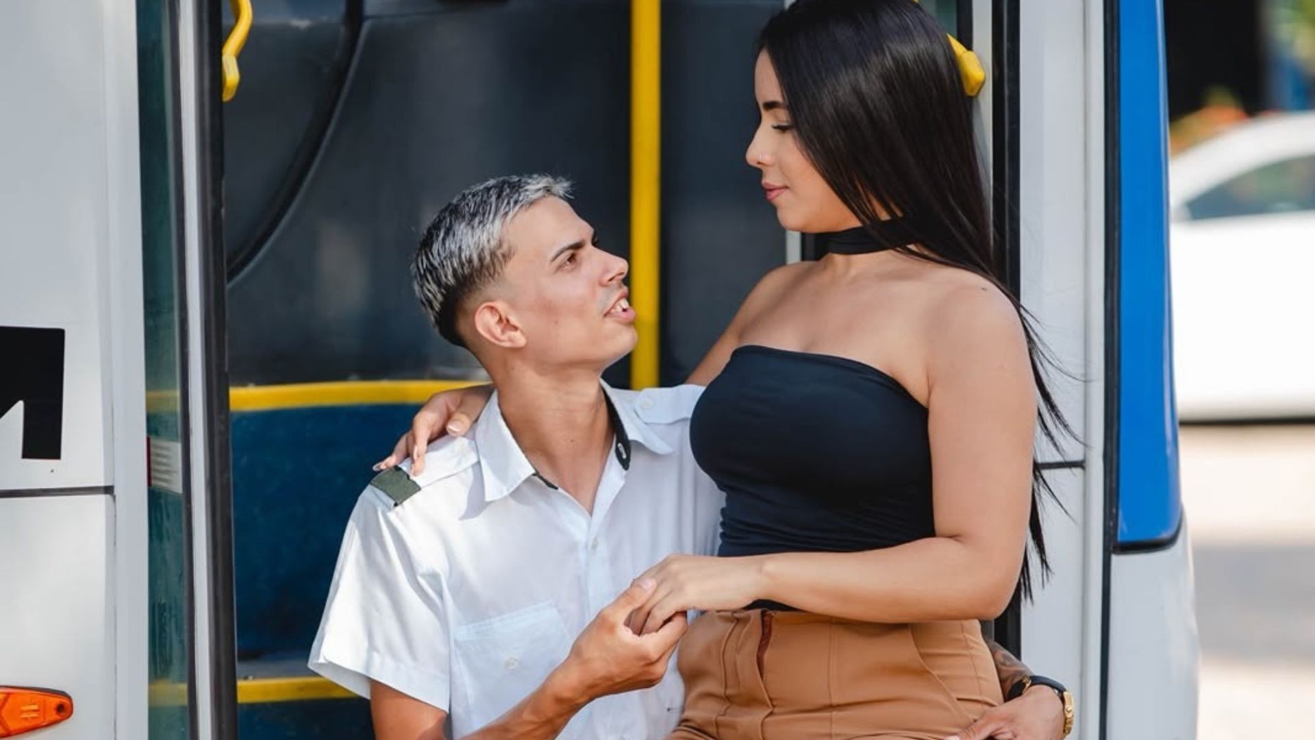 Casal faz ensaio de casamento dentro de ônibus onde história de amor começou, em João Pessoa