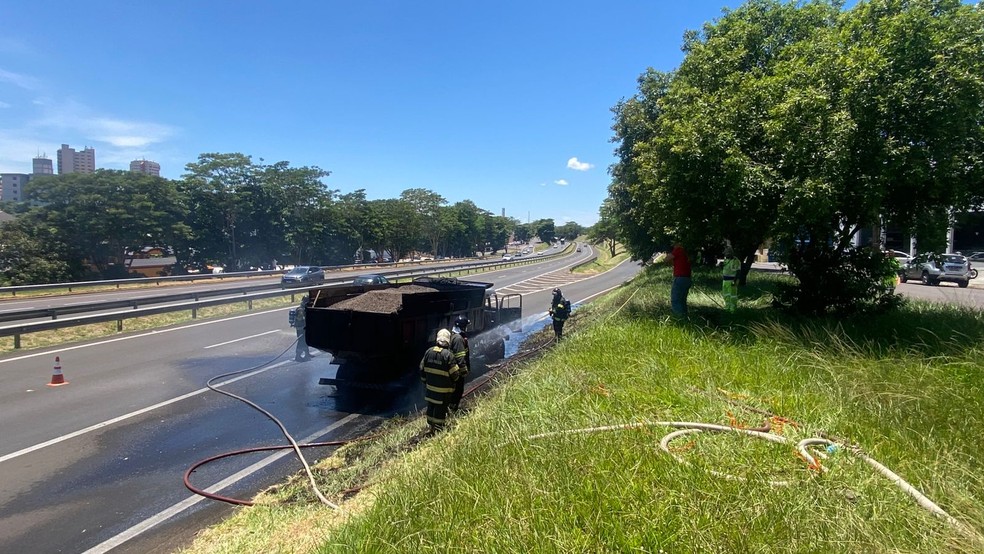 Caminhão pega fogo na Rodovia Raposo Tavares, em Presidente Prudente (SP) — Foto: Aline Costa/TV Fronteira