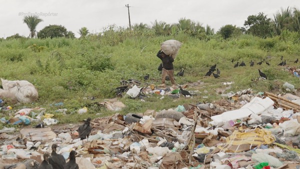 Mãe de menino que encontrou árvore no lixão continua trabalhando como catadora no local — Foto: Reprodução/TV Globo