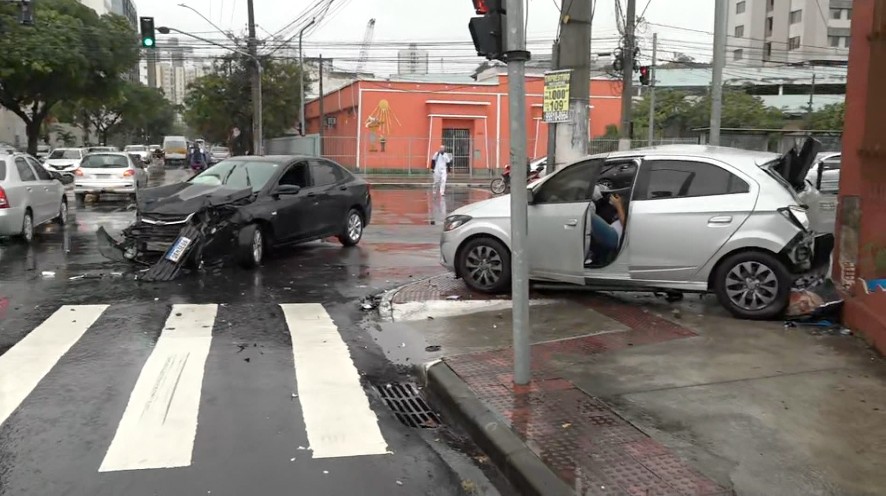 Aquaplanagem causa acidente entre dois carros em cruzamento da Leitão da Silva, em Vitória 