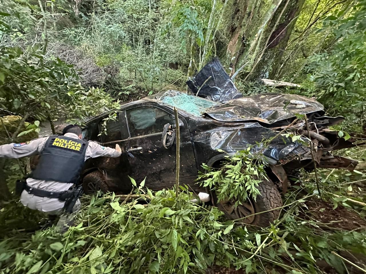 Adolescente capota caminhonete carregada com mais de 1 tonelada de maconha no Paraná