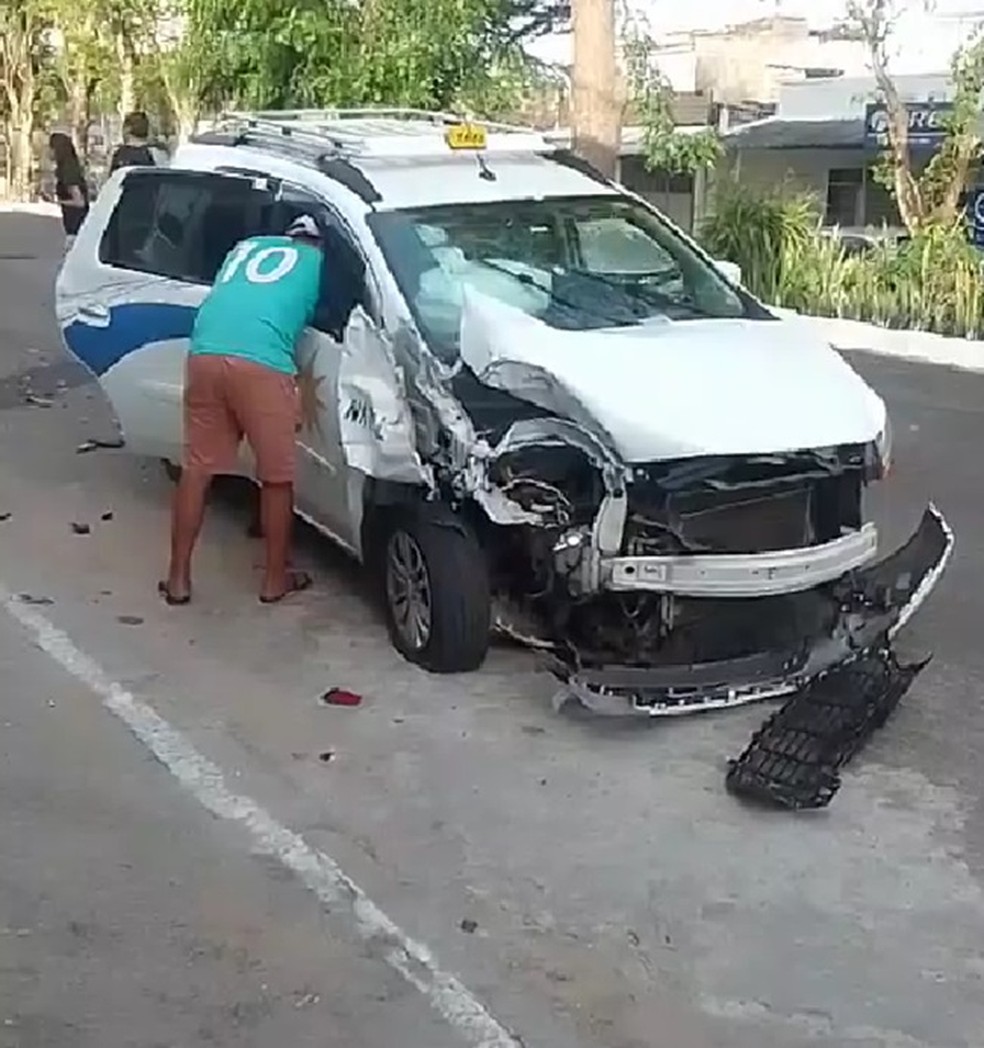 Acidente foi provocado por assaltante que dirigia táxi roubado em Natal — Foto: Reprodução