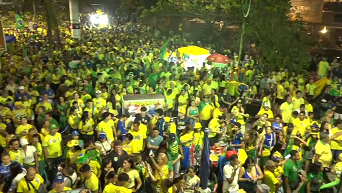 Apoiadores de Flávio Bolsonaro fazem ato em Maceió