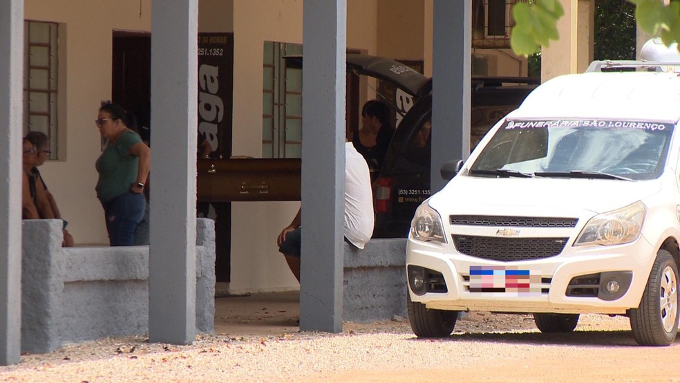 Parte das vítimas de acidente na BR-116 foram veladas e sepultadas em São Lourenço do Sul — Foto: RBS TV/Reprodução