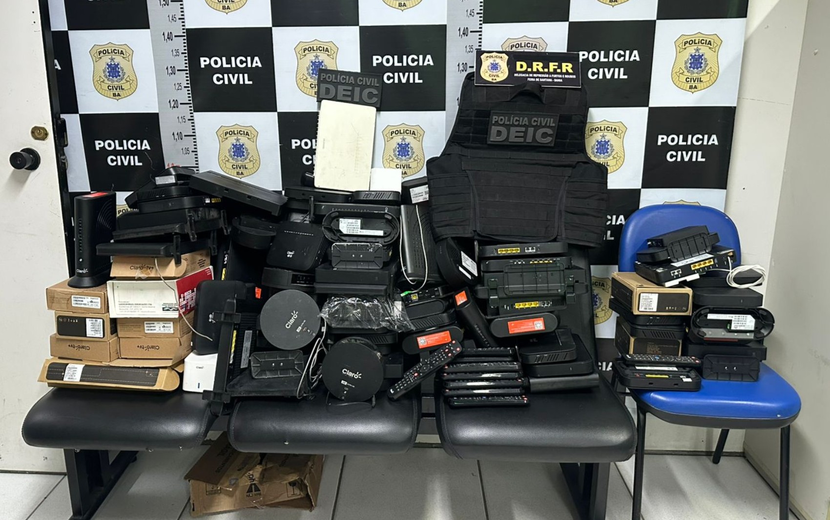 Suspeito é preso após se esconder em imóvel com drogas e equipamentos avaliados em mais de R$ 1 milhão na Bahia