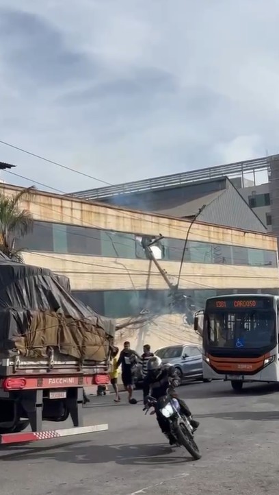 
Carreta atinge poste, provoca explosões e redação de jornal é evacuada na Grande BH