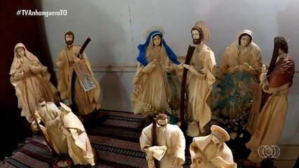 Artesã utiliza palha de milho para confecção de peças de santos