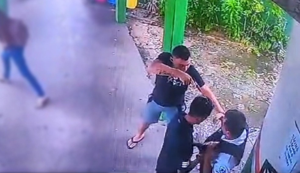 Dupla rende e leva colete à prova de balas de guarda de escola em Fortaleza — Foto: Reprodução