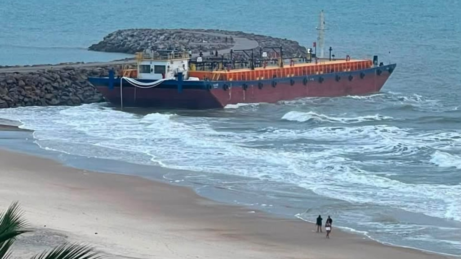 Navio colide com espigão e encalha na Praia do Icaraí, no Ceará