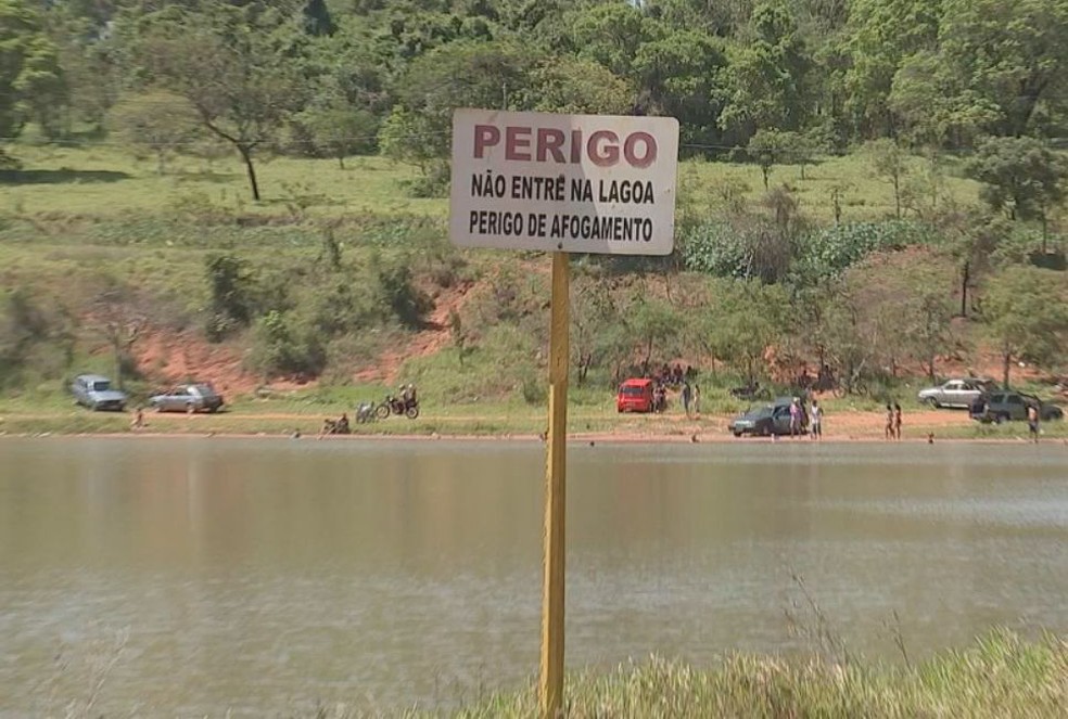 Placas alertam sobre o risco de nadar no local  — Foto: Reprodução / TV TEM/ Arquivo 