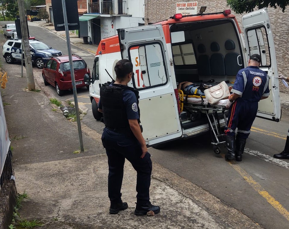 Vítima foi atendida por uma equipe do Samu — Foto: Guarda Civil Municipal