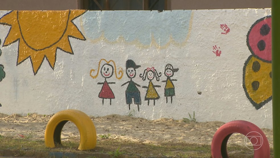 Muro pintado com crianças e família, em referência aos cuidados com a infância — Foto: Jornal Nacional/ Reprodução
