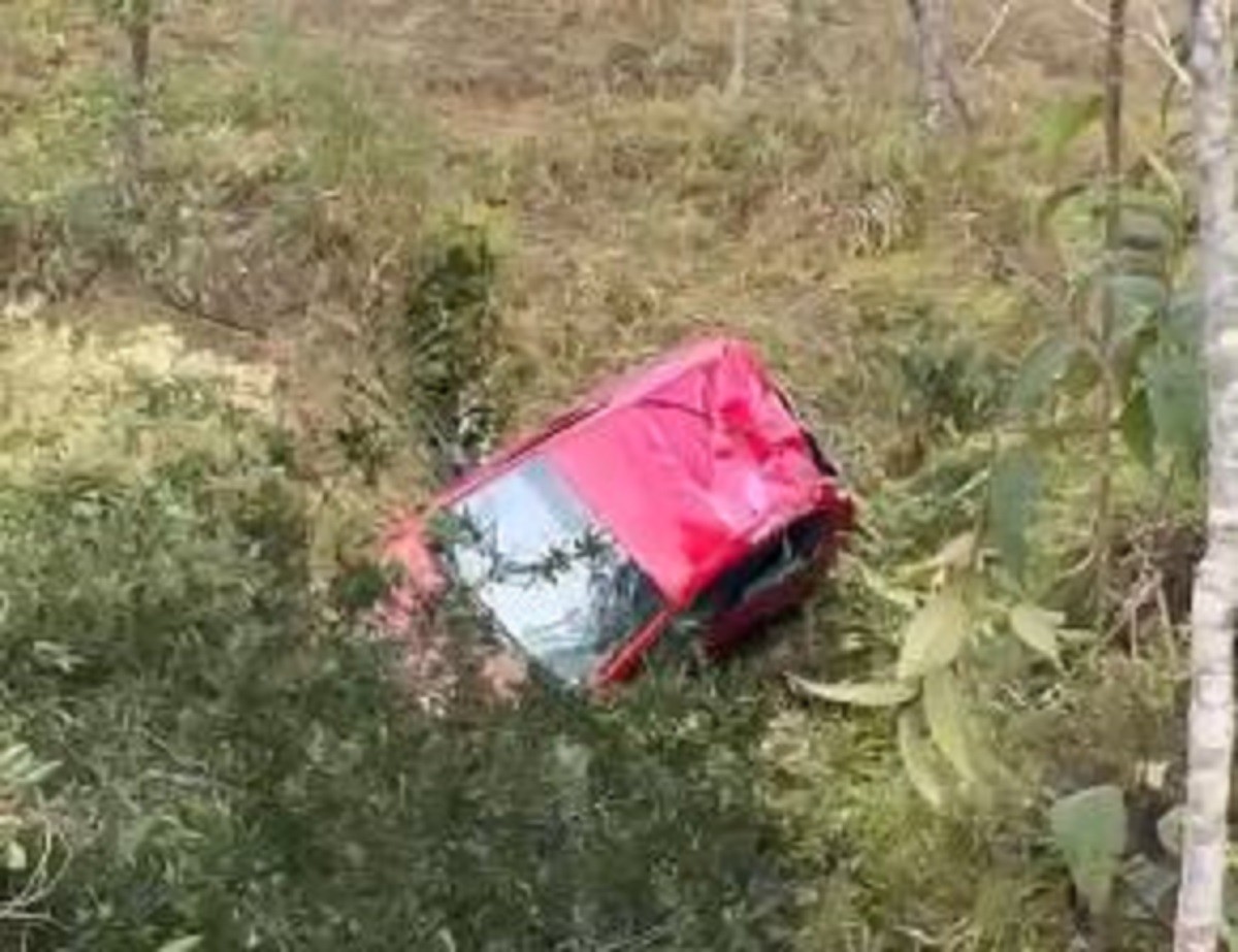 Motorista morre após carro cair em ribanceira de 20 metros na MG-452