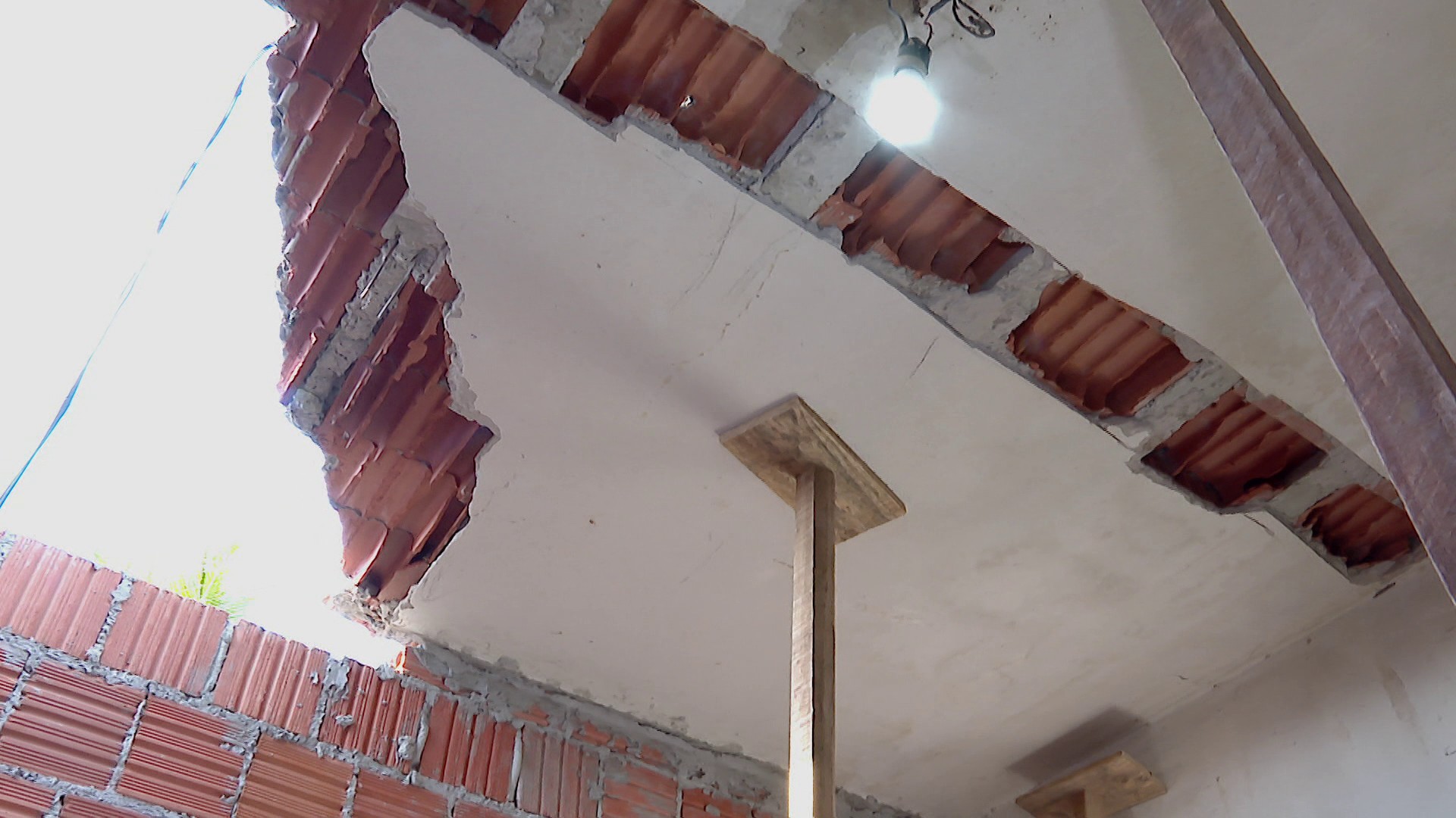 Aposentados ainda tentam reconstruir casa 3 semanas após temporal com ventos de até 160 km/h em Ribeirão Preto