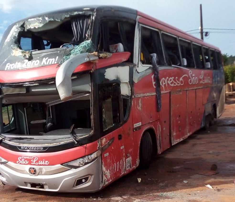 Ônibus ficou totalmente destruído após o acidente em Barreiras — Foto: Matheus Sousa