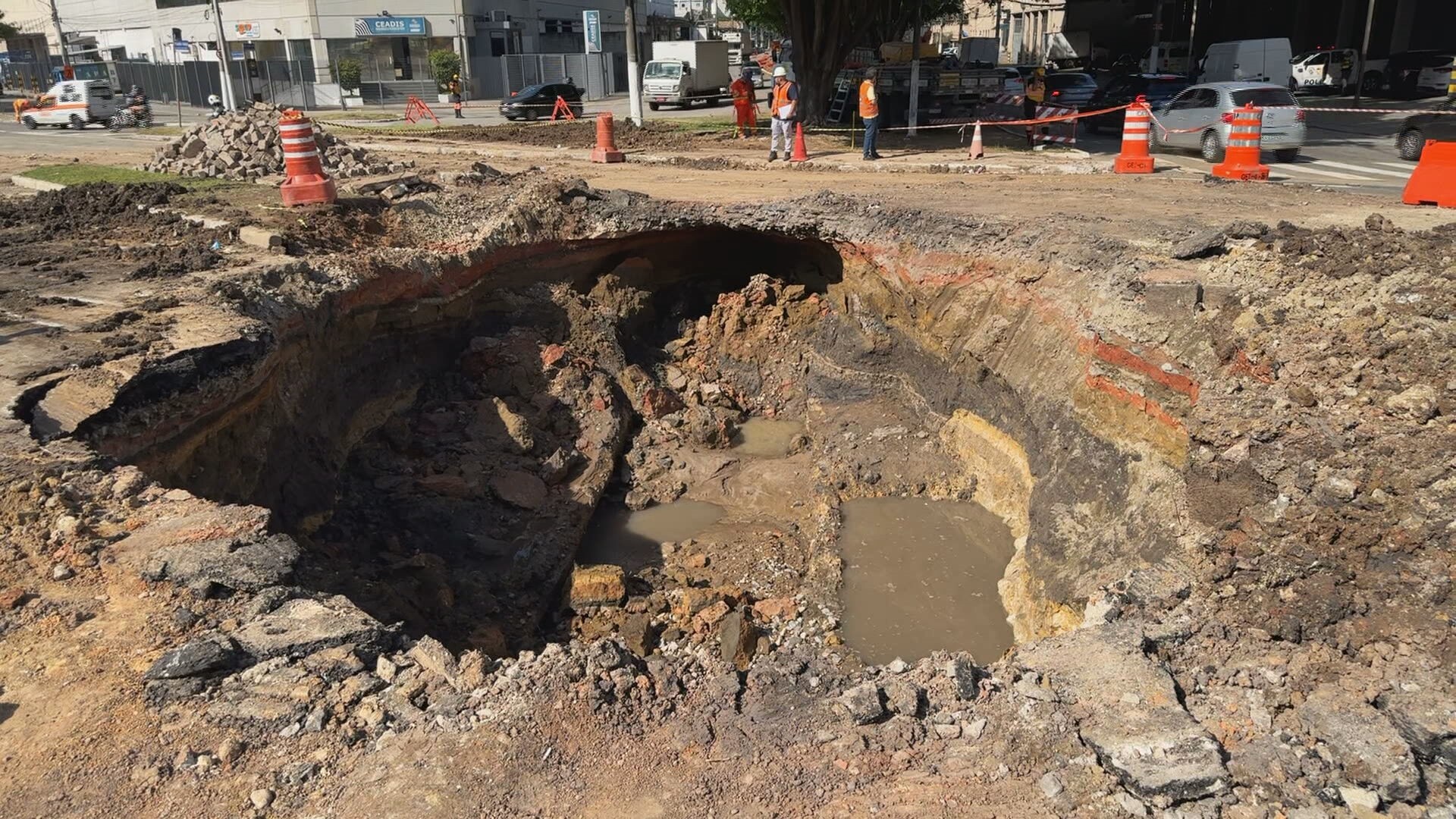 Tubulação de córrego canalizado se rompe e abre cratera em avenida próxima ao Ceagesp, na Zona Oeste de SP