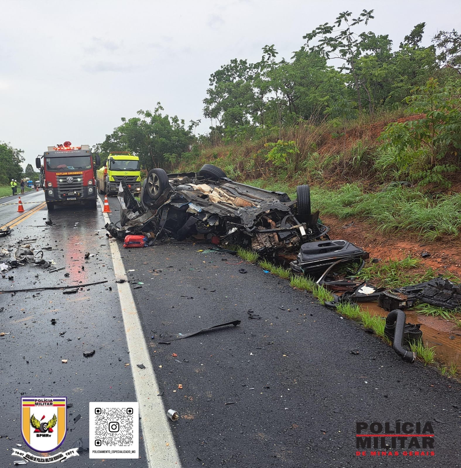 Homem morre e a esposa e o filho dele ficam feridos em acidente entre carro e carreta na BR-135