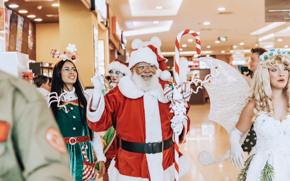Sebastião Campos é o Papai Noel do ShoppingSantaÚrsula e recebe crianças e adultos em busca de pedidos e histórias neste fim de ano — Foto: Tábata Barbosa