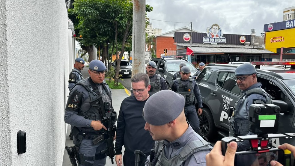 1 de 10
Renato Purini chega &agrave; Central de Pol&iacute;cia Judici&aacute;ria (CPJ) ap&oacute;s opera&ccedil;&atilde;o do Gaeco, nesta sexta-feira (16), em Bauru (SP) &mdash; Foto: Lu&iacute;s Negrelli/TV TEM