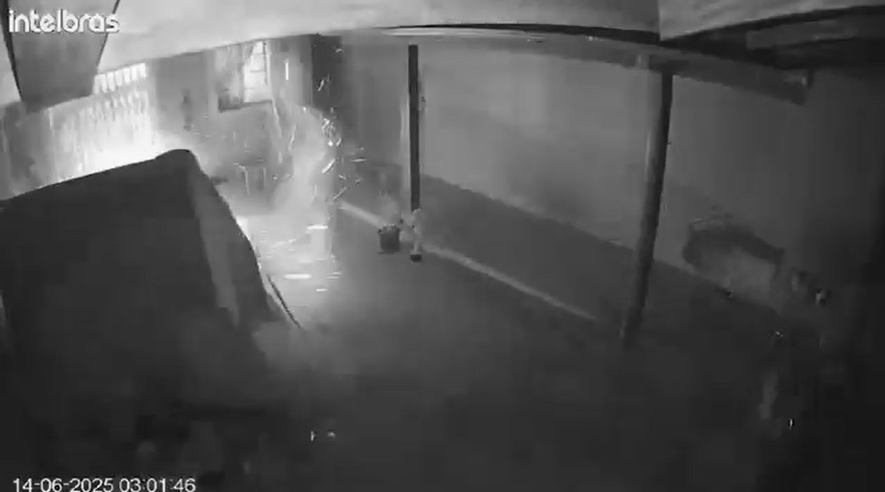 Explosão causada por vazamento de gás destrói parte da cozinha de casa em SC; VÍDEO