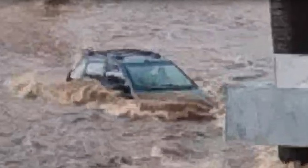 Carros foram arrastados pela enxurrada após chuva em Bauru — Foto: Arquivo Pessoal