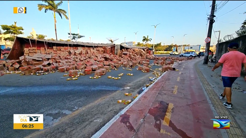 Carreta carregada de óleo tomba e bloqueia saída do aeroporto de São Luís — Foto: Reprodução/TV Mirante