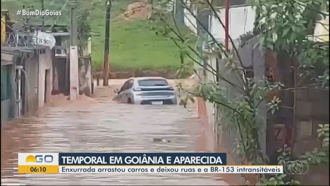 Chuva causa enxurrada e arrasta carros na Regio Metropolitana de Goinia