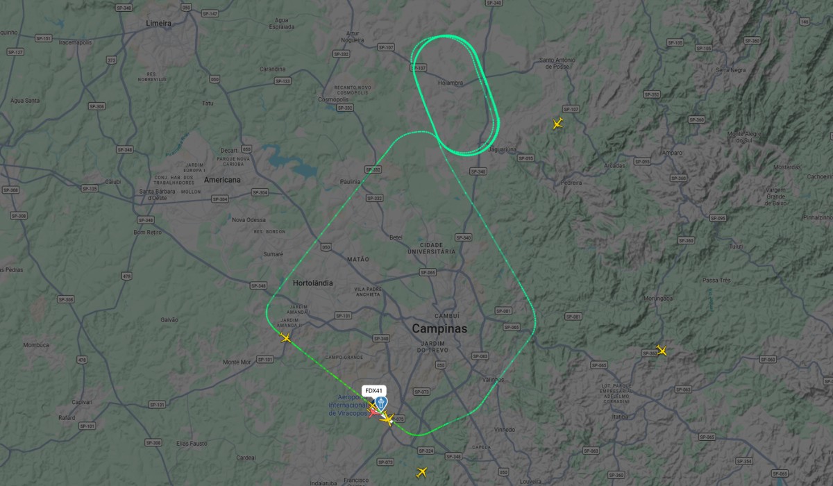 Avião de carga faz pouso de emergência em Viracopos em Campinas