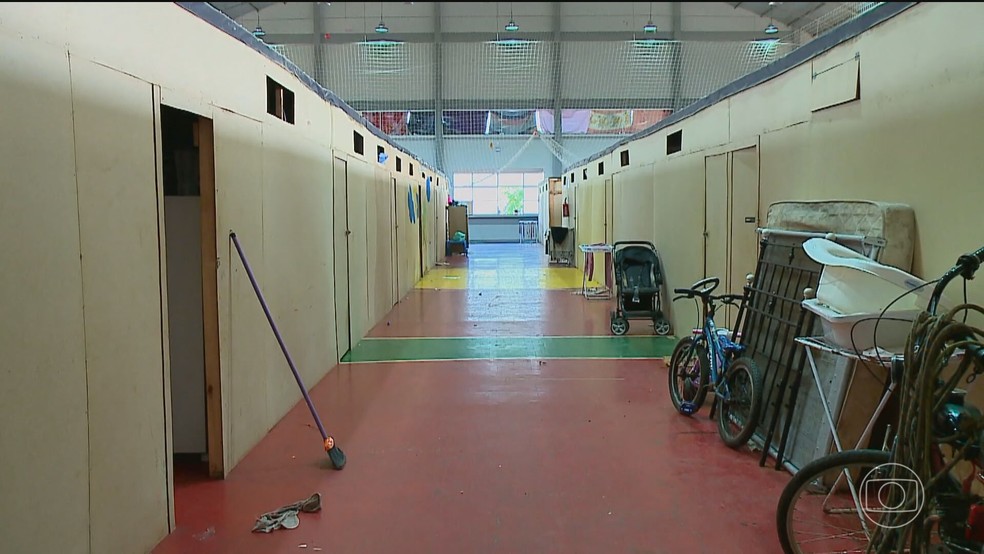Centenas de gaúchos ainda vivem em abrigos seis meses depois das enchentes no Rio Grande do Sul — Foto: Reprodução/TV Globo