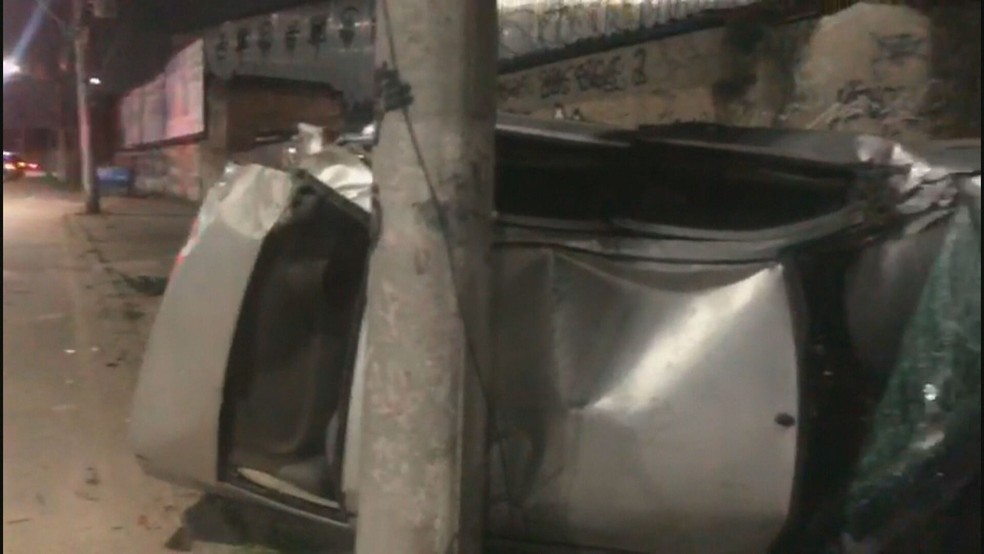 Carro de passeio que foi atingido por viatura na Zona Norte do Rio — Foto: Reprodução/TV Globo