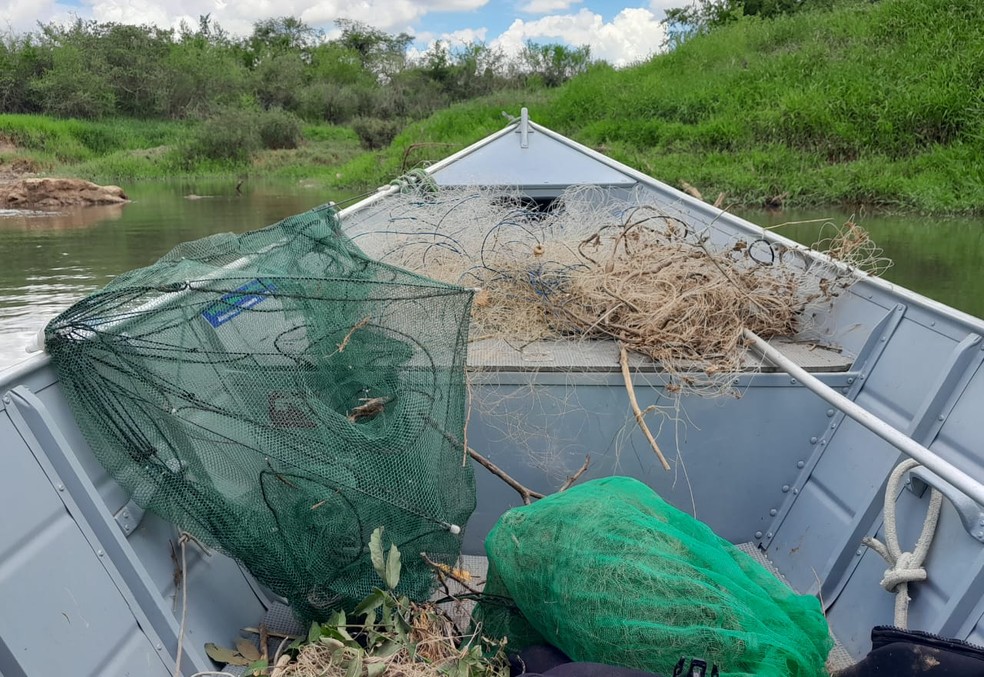 Operação Piracema apreende petrechos de pesca irregular no Rio Aguapeí, em Adamantina (SP) — Foto: Polícia Ambiental