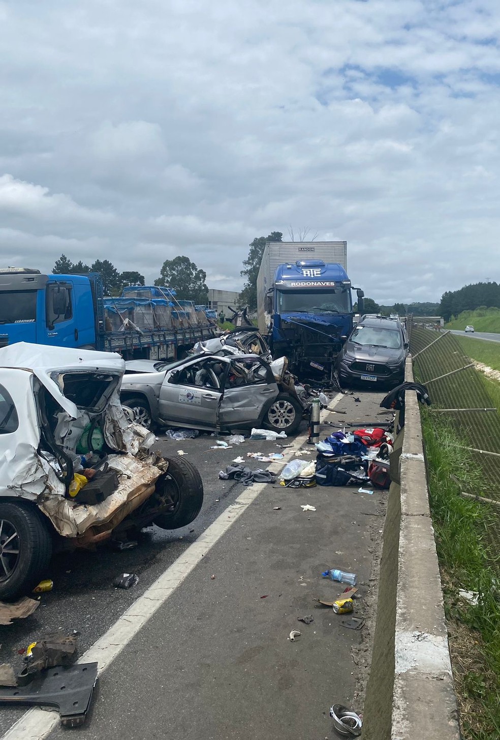 Acidente envolve sete veculos na BR-116, em Piraquara — Foto: BPMOA