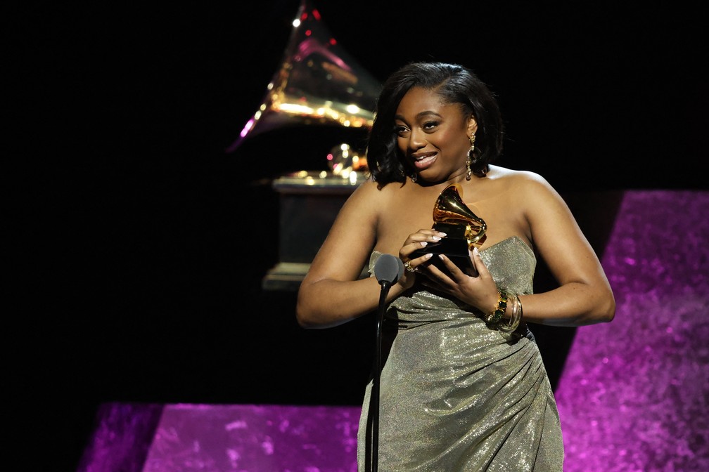Samara Joy recebe o prêmio de Melhor Performance de Jazz por 'Tight' durante a cerimônia de estreia do 66º Grammy Awards em Los Angeles — Foto: Mike Blake/Reuters