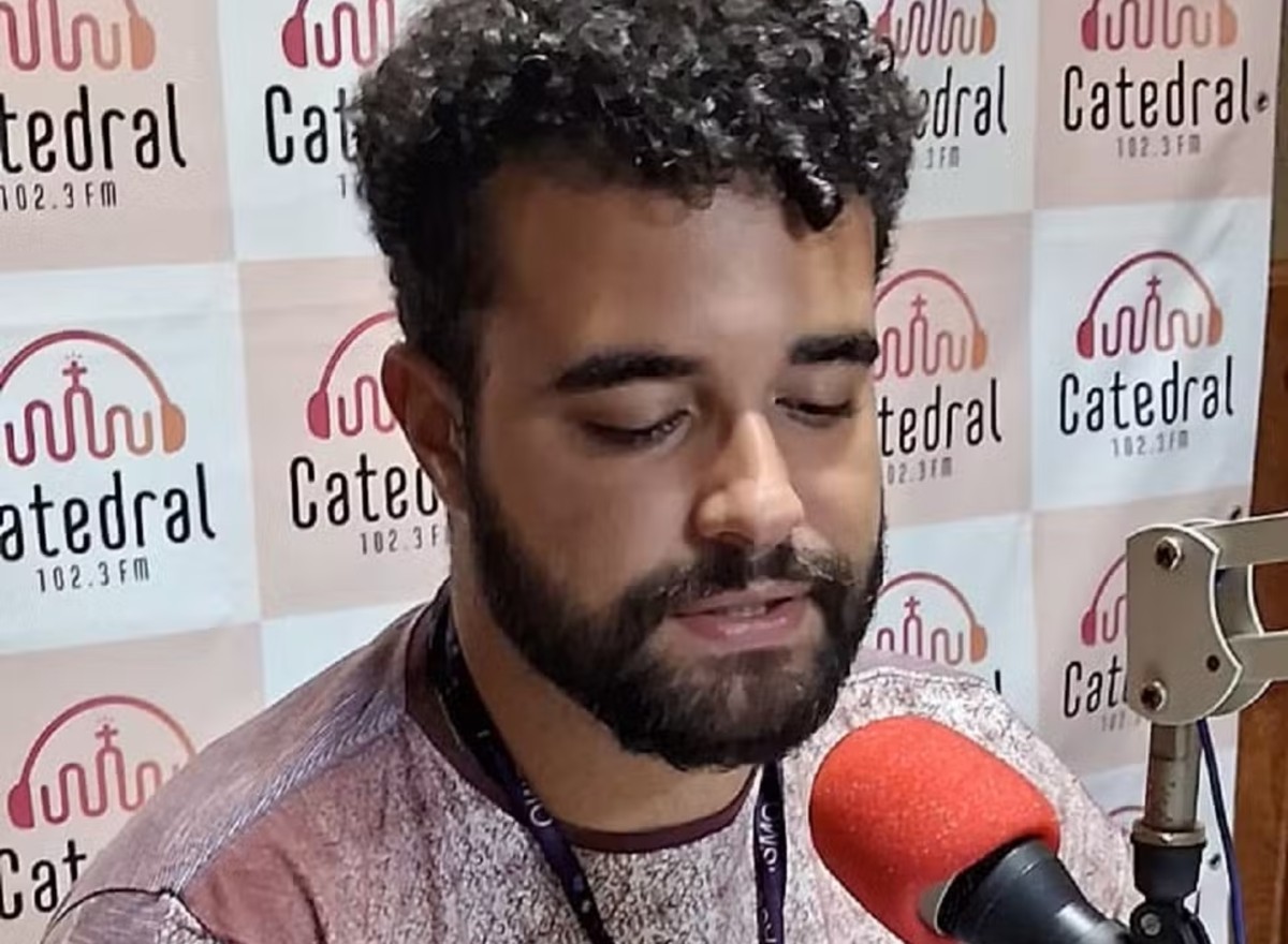 
Após descobrir autismo na faculdade, estudante encontra no rádio forma de se expressar