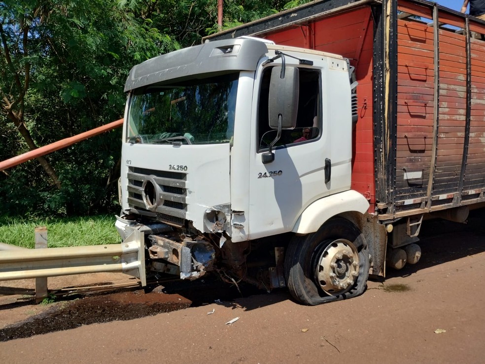 Carro colidiu com caminhão que transportava gado em Taquarituba (SP) — Foto: Corpo de Bombeiros/Divulgação