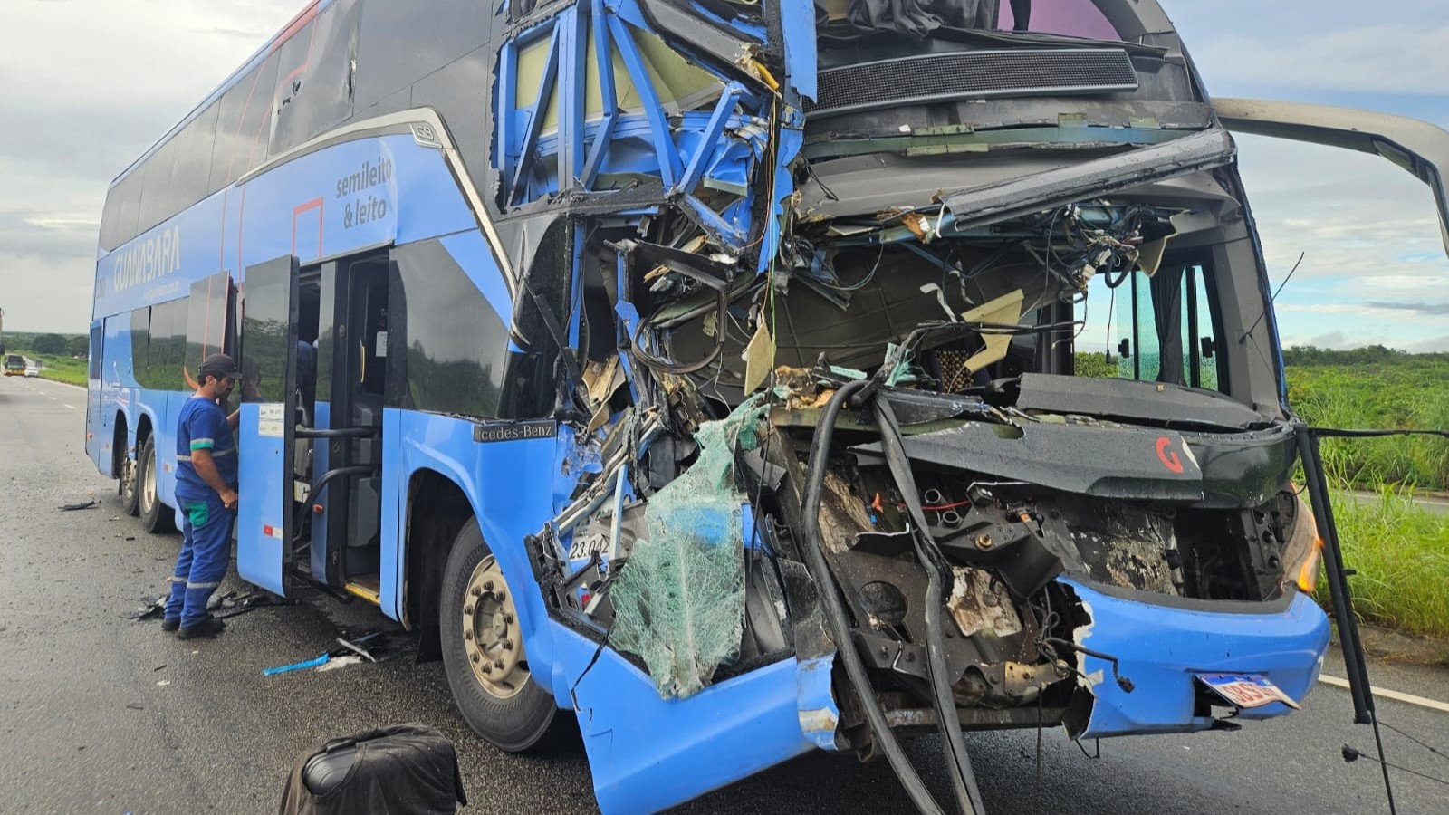 Ônibus colide com caminhão e deixa feridos no Ceará