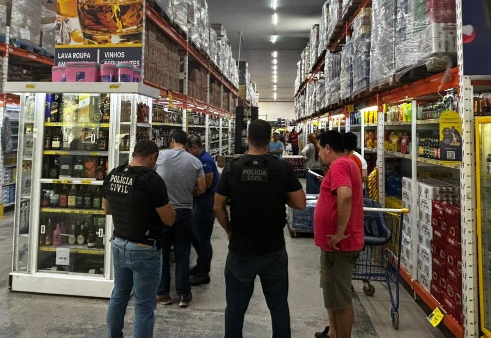 Agentes da Polícia Civil em um dos comércios alvo da operação de fiscalização — Foto: Polícia Civil de Mato Grosso