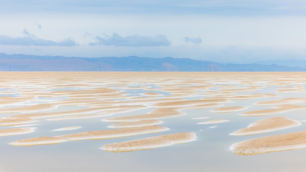 Nesta imagem, o fotógrafo iraniano Majid Hojati, mostra a seca no Lago Urmia, no Irã, que já foi o segundo maior lago de água salgada do mundo. Uma série de secas severas e prolongadas, juntamento com a extração de água pelo homem, fez com que os níveis do lago caíssem drasticamente. — Foto: Majid Hojati