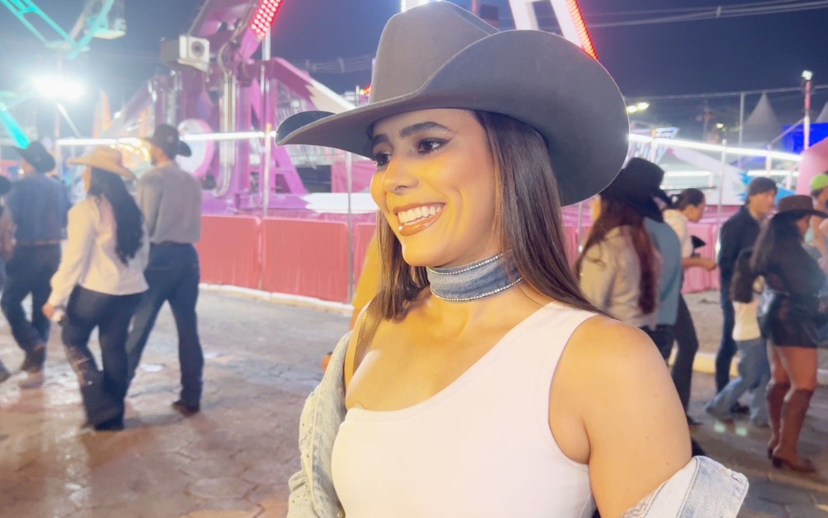 'Traia chique': brilho, franjas e chapéu marcam o look de peoas na Festa do Peão de Barretos 