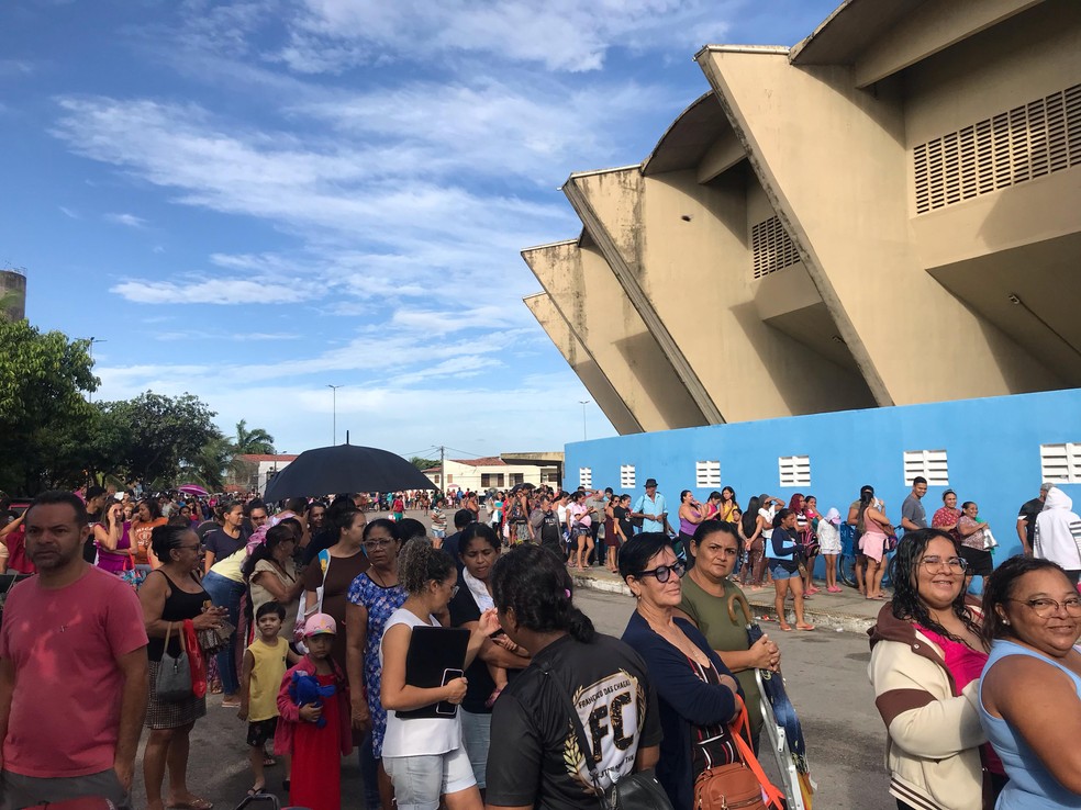 Fila de pessoas aguardando atendimento no Cadastro Único em Natal