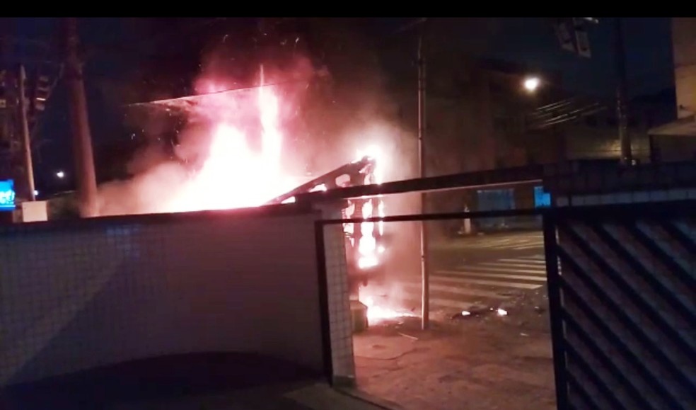 Caminhão foi incendiado durante o crime — Foto: G1 