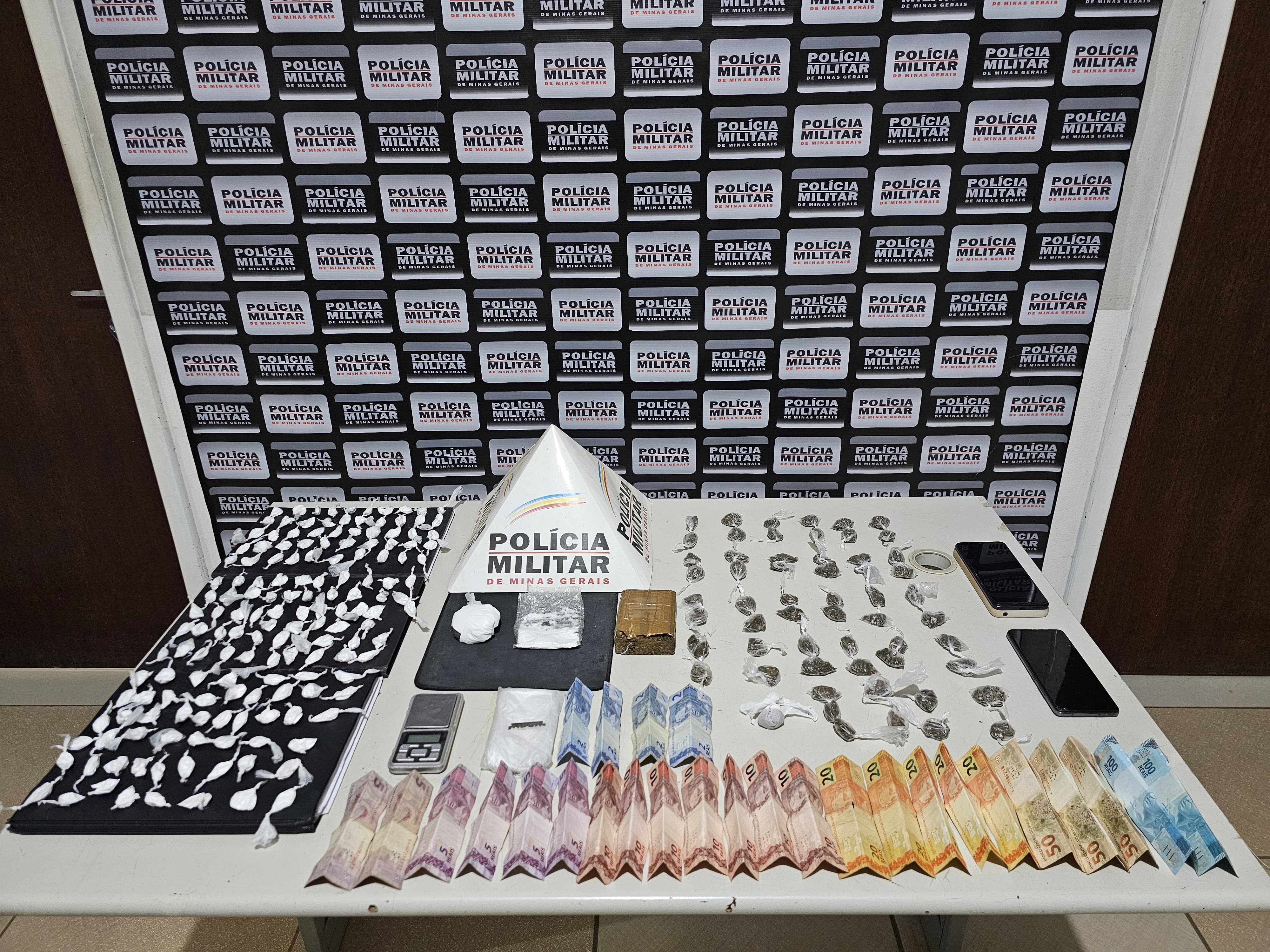 Após denúncias de que presidiário comandava tráfico, PM monta operação e apreende carga de cocaína e maconha; VÍDEO