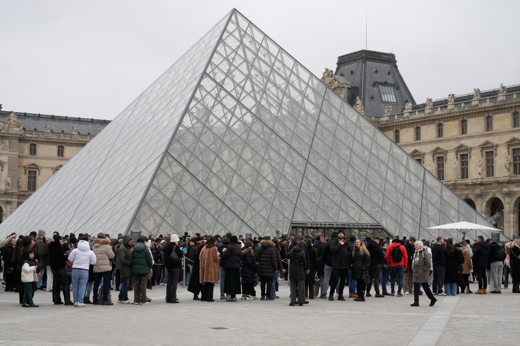 Museu do Louvre está 'no limite', alerta novo presidente