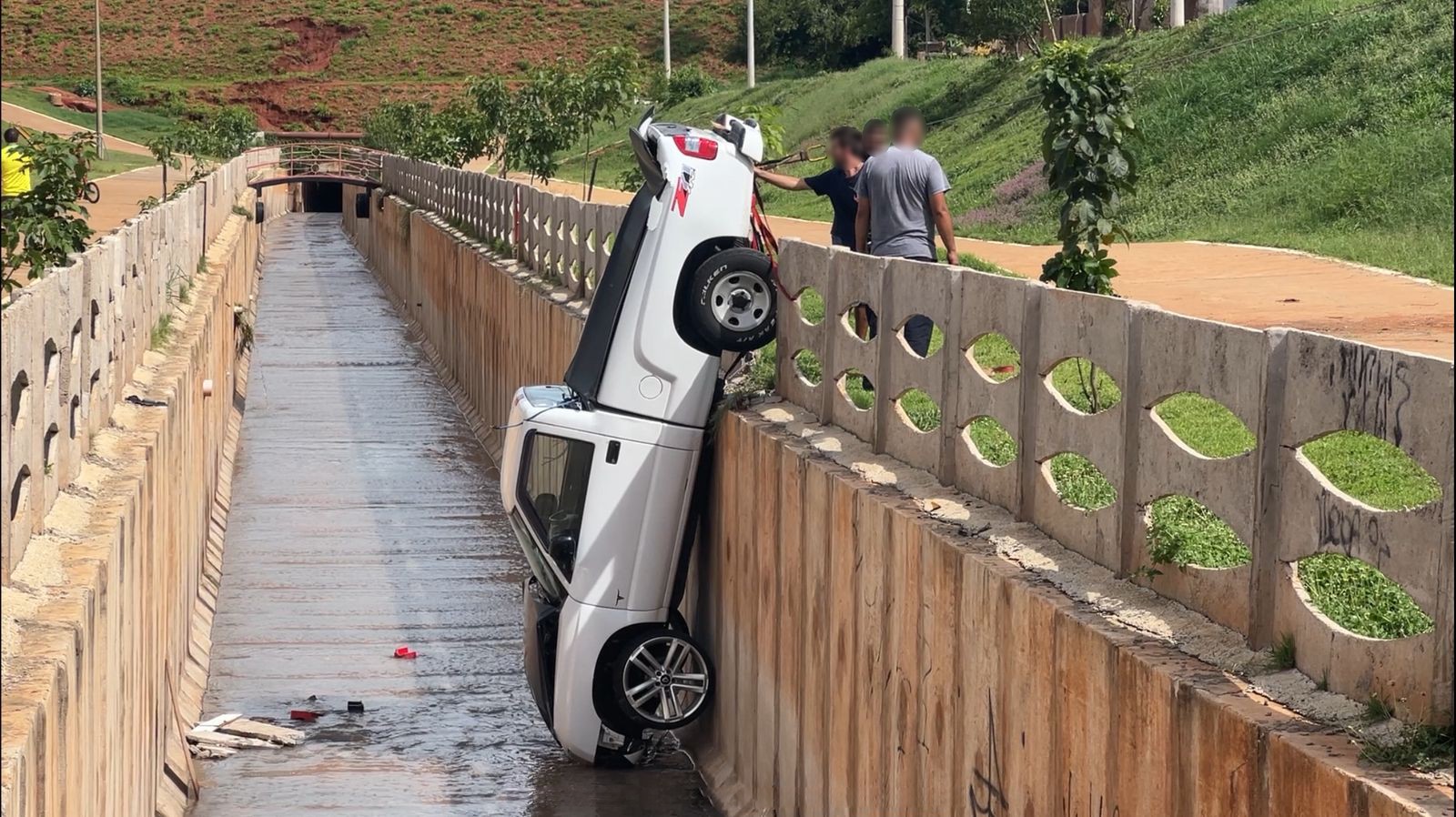 Carro estacionado perde o freio, desce a rua sozinho e ‘mergulha’ em córrego no interior de SP