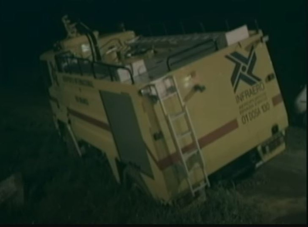 Local era de difícil acesso e, com chuva, passagem pelo local ficou ainda mais complicada  — Foto: Reprodução/Rede Amazônica Acre 