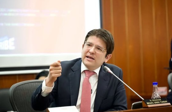 Pré-candidato à presidência da Colômbia é baleado durante evento em Bogotá